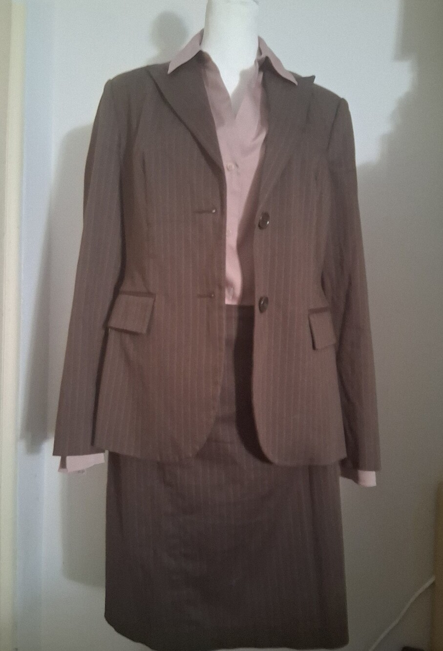 Biz Chic! 3 Pcs Mocha Pinstripe Blazer, Blouse & Skirt Suit 45$ Size 6 Benneton